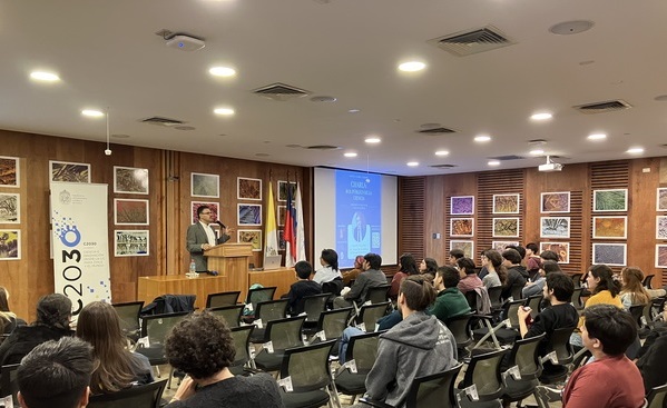 Ex ministro Flavio Salazar conversó con estudiantes sobre el rol público de la ciencia