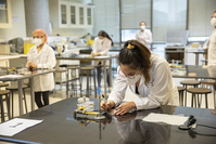 Nueva vía de admisión permitirá que más mujeres sigan carreras científicas en la UC
