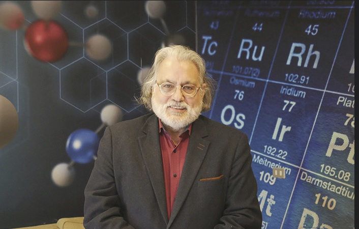 Decano de Química y de Farmacia está entre los tres científicos más destacados del área en Chile
